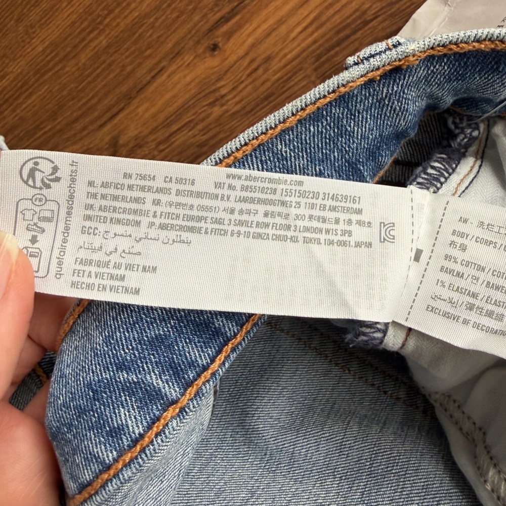 ✨ NWT Abercrombie & Fitch Curve Love Ultra High Rise Slim Straight Jeans ✨ - Picture 9 of 12